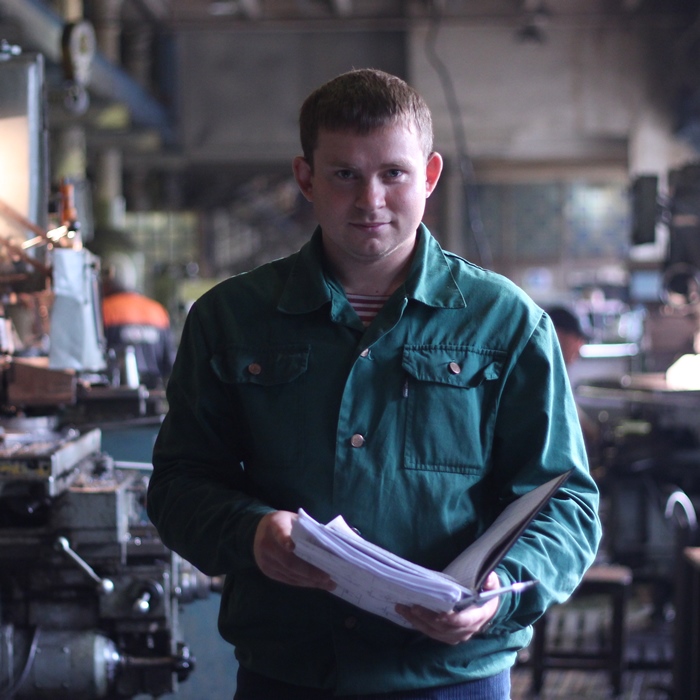 Сменный мастер на производстве. Женщина бригадир. Инженер на заводе. Начальник смены. Работа сменного мастера на заводе.