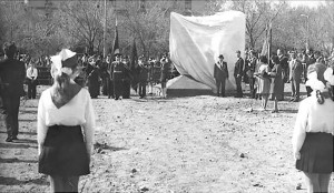 Открытие памятного знака в 1976 году.