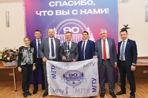 С флагом МГТУ, побывавшем на Килиманджаро
