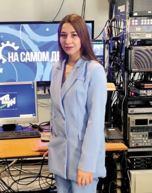 Наташа Колобова во время съемок программы «На самом деле» телекомпании «ТВ-ИН. Магнитогорск» (выходит в эфир при поддержке Стипендиального фонда депутата ГД  П. В. Крашенинникова).